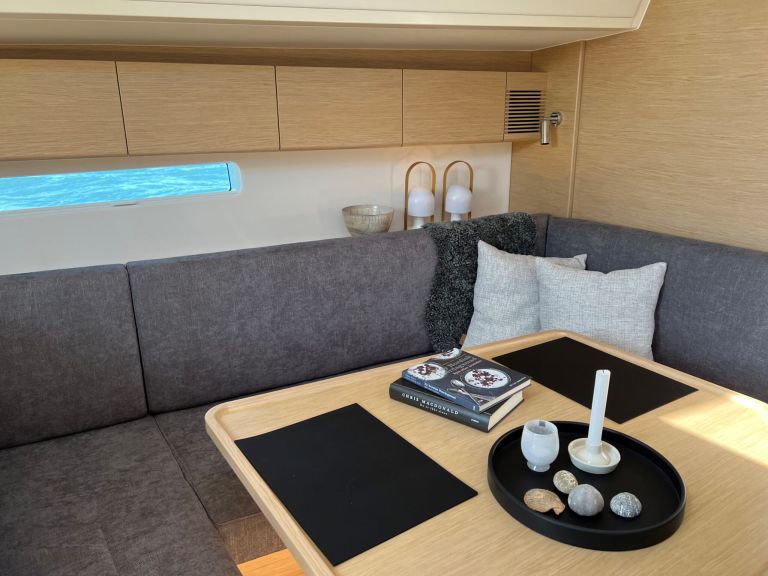 X4.3 sitting-2048×1536