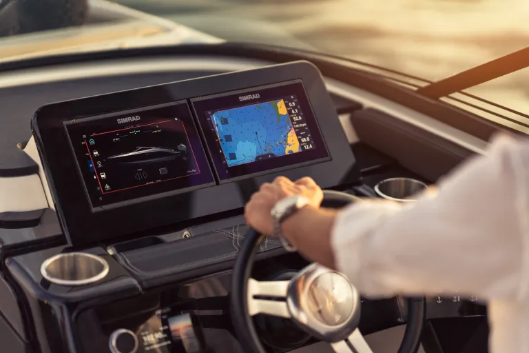 2026-SLX-260-Outboard-SXO260-lifestyle-man-helm-steering-wheel-04769-X4