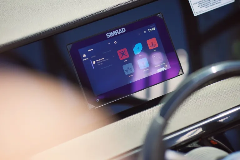 2026-SPX-210-Outboard-SPO210-helm-dash-Simrad-09123-X4