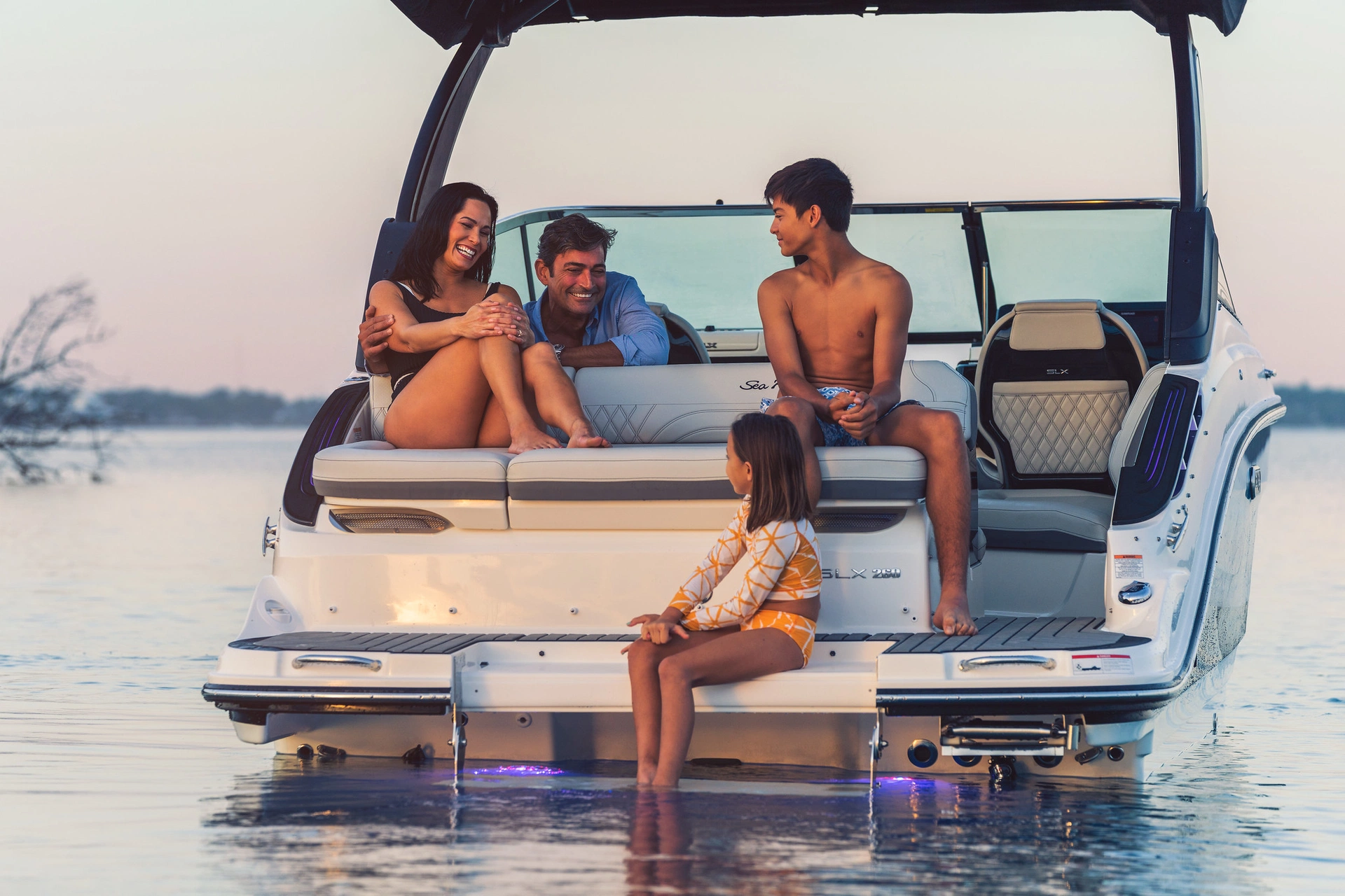 SeaRay SLX-260-SLX260-lifestyle-starboard-stern-family-swim-platform-step-underwater-accent-lighting-02554-X4