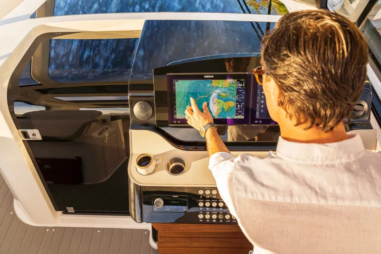2026-Sundancer-370-Outboard-DAO370-lifestyle-hand-man-helm-dash-Simrad-06729-X4